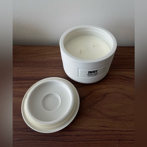 DKNY Scented Candle in Ceramic Jar Aesthetic Concrete Decor Fresh Linen 13oz - Picture 1 of 3